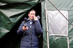 Selvom det er lykkedes at få ca. 100.000 civile ud af belejrede byer i Ukraine, er der stadig mange tusinde, som er fanget uden mad, vand eller strøm, fortæller generalsekretæren for Dansk Røde Kors, Anders Ladekarl, der netop er vendt hjem fra landet.