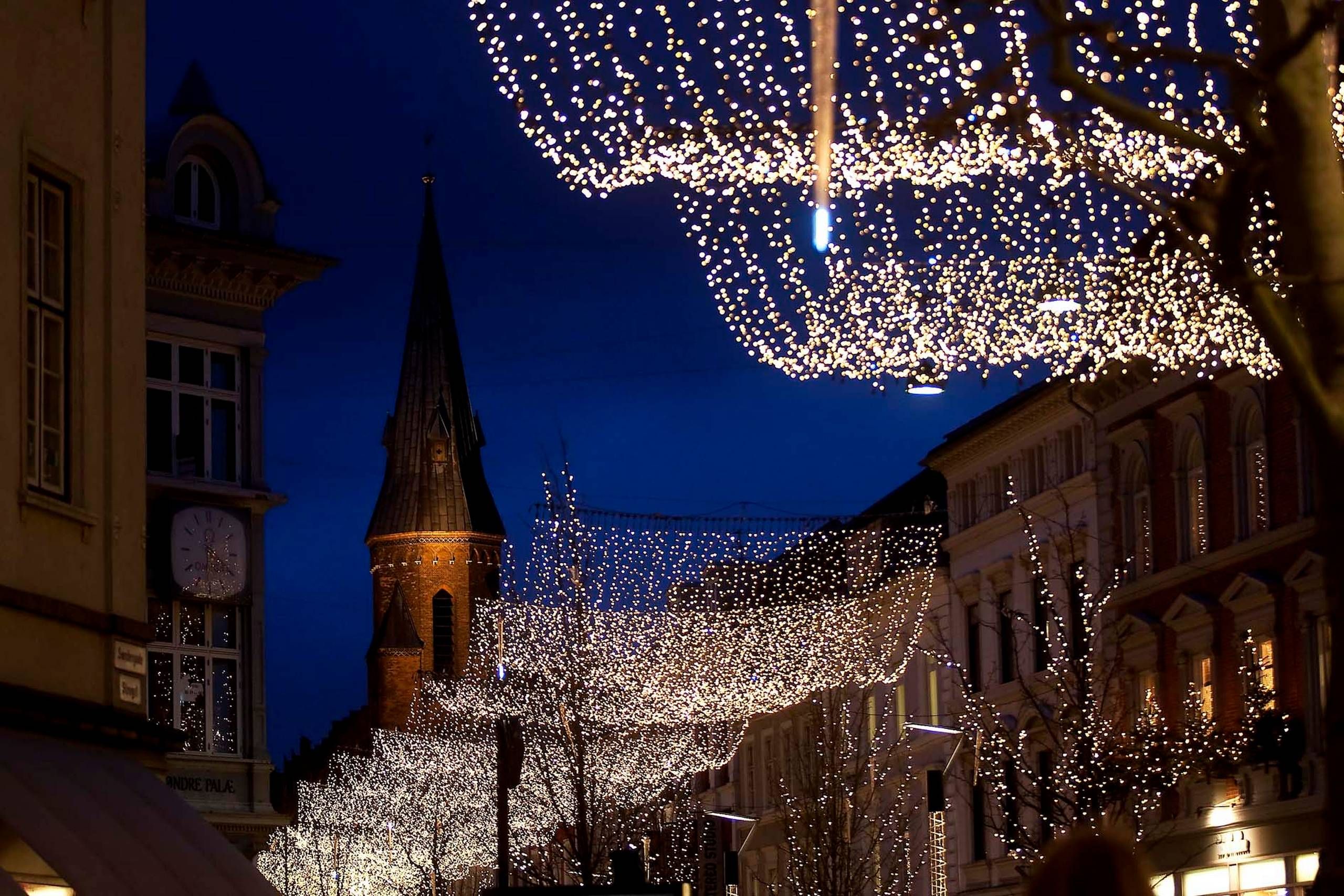 Ib roman akademisk "Tag" af julelys over Aarhus blev tændt