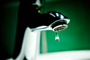 Både vandselskaber og forskere kræver handling nu for at forhindre giftige fluorstoffer i drikkevandet. 