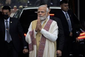 En britisk dokumentar kaster et kritisk blik på Indiens premierminister, Narendra Modi, og hans rolle i voldsomme optøjer, der kostede op mod 2.000 mennesker livet. Indiens regering forsøger nu at standse filmen både digitalt og i virkeligheden.