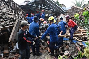 Fundet af en seksårig dreng giver håb om, at flere overlevende kan findes i murbrokker i Indonesien.