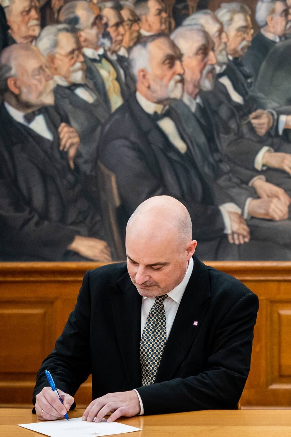 Historien om Moderaterne-profilen Kristian Klarskov tager nu en ny drejning. I årevis har han kørt rundt i dyre biler og delt billeder af dem på sociale medier. Men bilerne er ikke hans egne, og det får nu Ford Danmark til at trække en streg i sandet.