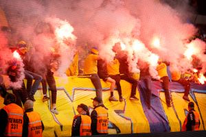 Københavns Politi har oplevet en aggressiv adfærd fra fodboldfans i forbindelse med et lokalopgør søndag.