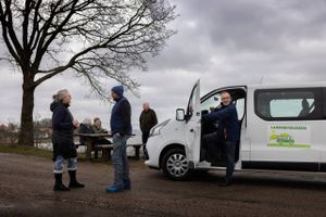 Transportministeren vil forbedre den kollektive trafik i landområderne. Én af mulighederne er at etablere flere frivilligbusser, som de to der i dag kører i Sønderborg Kommune med en frivillig bag rattet. 