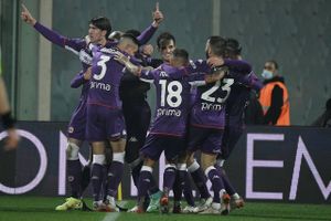 Fiorentina var skarpest og bankede topholdet AC Milan med Simon Kjær med 4-3 i Serie A. 