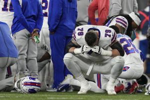 NFL-spilleren Damar Hamlin, som mandag kollapsede midt på banen, viser tegn på bedring, skriver hans hold.