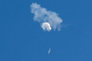 USA's nedskydning af en kinesisk luftballon har ikke svækket forholdet mellem de to lande, siger Joe Biden.