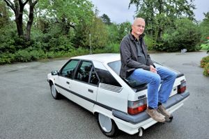 Det er 40 år siden, den specielle Citroën BX blev lanceret. Martin Willemoës holder meget af sin BX19. Han bruger den ofte i hverdagen og glæder sig over de avancerede tekniske løsninger, der slet ikke er så dårlige, som rygterne om BX vil vide.