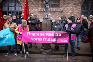Fem partier ophæver clearinger i afstemningen om store bededag. Det tvinger flere fra regeringen i salen.