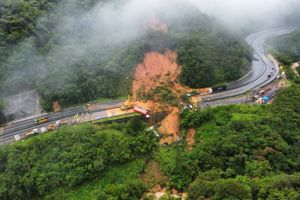 Mellem 30 og 50 personer kan fortsat være savnet efter dødeligt jordskred i det sydlige Brasilien.