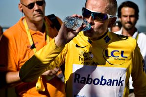 Michael Rasmussen (th.) vandt iført den gule førertrøje 16. etape på Col d'Aubisque. Samme dag blev han flået ud af løbet. Her er han flankeret af Rabobanks pressechef Jacob Bergsma (tv.), der også fik ændret sit liv under skandalen. Foto: Claus Bonnerup