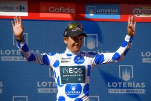 Richard Carapaz tog sin tredje sejr i årets Vuelta, mens Remco Evenepoel sikrede sin første grand tour-triumf.