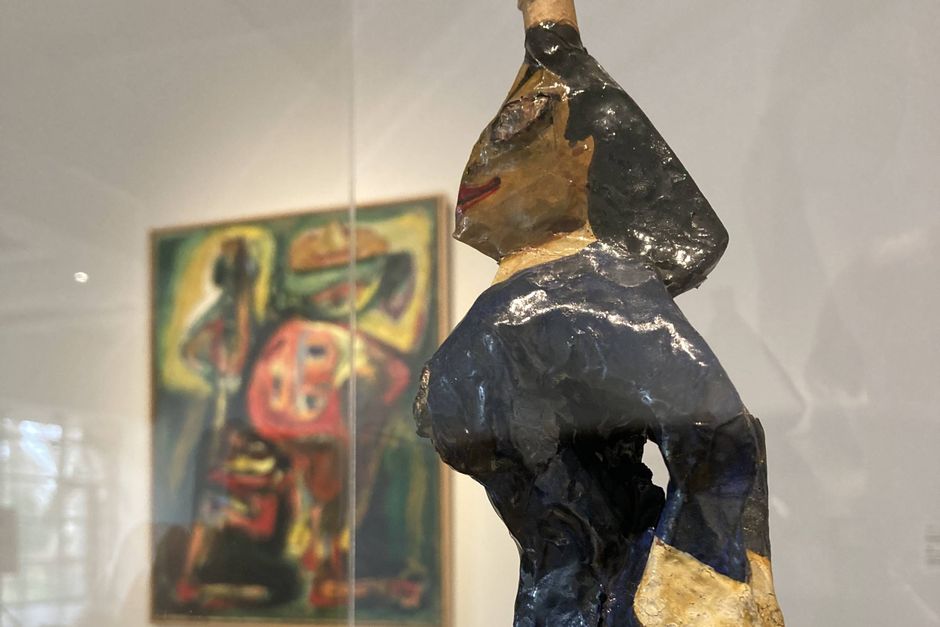 Først vakte han opsigt på Venedig Biennalen 2022, nu har Ovartaci fået sin egen udstilling blandt Cobra-kunstnere i Amsterdam. 