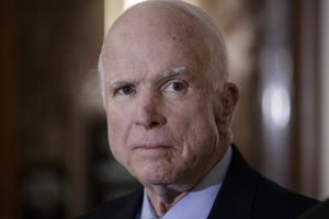 USA’s berømte senator fra Arizona, John McCain, kæmper mod hjernecancer. Han forbereder sit farvel med en bog, hvor tonen er væsentligt mildere end i hans normale stil.