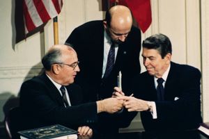 Michail Gorbatjov og Ronald Reagan underskriver en nedrustningsaftale i Det Hvide Hus 1987. Arkivfoto