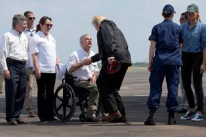 Præsidenten har fået kritik for, at han ikke mødtes med nogen af Harveys ofre under sit første besøg i Texas.