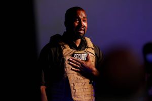 Rapperen Kanye West til vælgermøde i South Carolina iført sikkerhedsvest. Foto: Randall Hill/Reuters