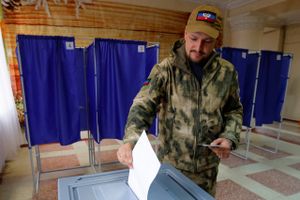 Efter manipulerede afstemninger kan store dele af det østlige og sydøstlige Ukraine indlemmes af Moskva, selv om krigen fortsat raser. En Putin-favorit tippes som leder af området.
