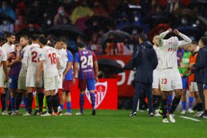 Franskmanden Jules Kounde så rødt, da Sevilla og FC Barcelona spillede 1-1 i La Liga.