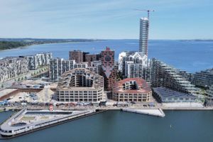 Nedgang i boligmarkedet har også ramt Danmarks højeste hus. Nybolig-mægler glæder sig til en pause i udbuddet af nye lejligheder på Aarhus Ø.