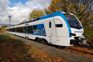 Transportministeriet er ved at analysere, om man kan køre med batteridrevne eltog på nogle af lokalbanerne. En trafikforsker mener, at det kan blive en god forretning for samfundet.