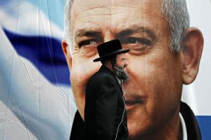 Et år efter sit farvel har Israels mangeårige, korruptionsanklagede tidligere premierminister Benjamin Netanyahu gode chancer for at få en sjette periode som regeringsleder.  