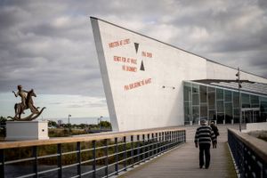 Sagen om arbejdsmiljøet på kunstmuseet Arken mangler måske nok kendte tv-værter, klamme korledere og borgmestertunge på hals, men det gør den ikke mindre vigtig.
