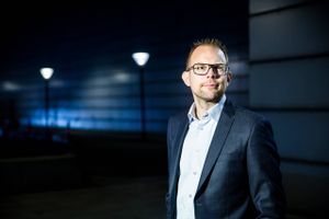 Coop Danmarks adm. direktør erkender, at koncernens omsætning i fjor ikke følger med væksten i markedet. Det skyldes udfordringer med discountkæden Fakta. Derfor skrues op for satsningen på en ny lavpriskæde.