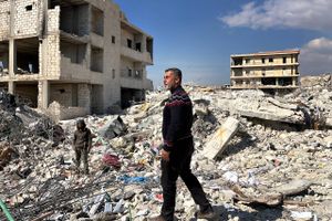 Mens hjælpen strømmede til Tyrkiet straks efter det massive jordskælv for næsten tre uger siden, måtte indbyggerne i den værst ramte by i det oprørskontrollerede Syrien klare sig selv. Det har fået mange til at føle sig glemt af verden. 