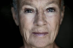 Ritt Bjerregaard er overbevist om, at man kan øve sig på at være lykkelig. Den 81-årige ekspolitiker ved godt, at hendes kræftsygdom en dag tager livet af hende. Men indtil det sker, nægter hun at lade døden forstyrre den gode stemning. 