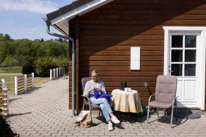 Charlotte og Niels Berth mærkede selv coronakrisens tag i sommerhusmarkedet, hvor priserne skød i vejret. Sommerhussalget er faldet efter corona, og boligøkonom spår en længere nedtur på markedet.