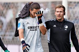- Hvor dum kan man være? siger FCK-målmand Kamil Grabara om sit sammenstød med Mathias Ross.