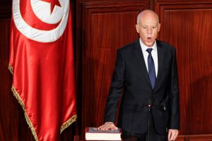 Tunesiens præsident, Kaïs Saïed, tilhører ikke noget parti og har ikke nogen stor politisk erfaring. Nu har han ene mand taget landets skæbne i sine hænder. 
