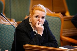 Forældre sender forsat børn på genopdragelsesrejser. Det får tidligere udlændinge- og integrationsminister Inger Støjberg til at indrømme sin fejlslagne indsats og kræve nye tiltag. V og K bakker op. 