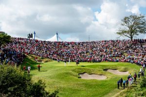 Slaget kommer til at stå mellem spillere fra hele verden, når Danmarks største golfturnering afholdes i Nordjylland i starten af september. I år er der færre billetter, og det kan både være en fordel og ulempe for tilskueroplevelsen. 