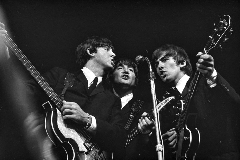 I musikhistorien er der et før og et efter, The Beatles' første plade, ”Please Please Me”, ramte gaden. Men selv om hits som ”Twist and Shout” og ”I Saw Her Standing There” findes på albummet, står Beatles-debuten i skyggen af bandets senere præstationer. Tre forskellige personer med tre forskellige tilgange til The Beatles forklarer, hvad pladen har betydet for eftertiden. 