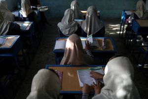 Taliban åbnede lørdag skolerne - men kun for drenge. - Jeg er meget bekymret for min fremtid, siger en pige. 