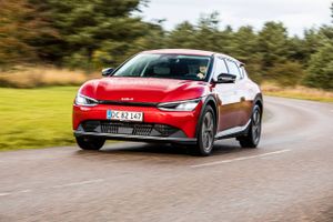 Teslas markante prisnedsættelser har fået en konkurrent til at sænke prisen drastisk i Kina. Herhjemme er mange mærker presset af de nye priser, og flere eksperter forventer prisfald. 