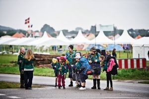 For at invitere de ukrainske børn og unge, der er flygtet til Danmark på grund af krigen, ind i det danske foreningsliv, f.eks. i form af håndbold, badminton eller som spejdere, foreslår Venstre at bevillige 15 mio. kr. til foreningernes hovedorganisationer, skriver Sten Knuth. Arkivfoto: Christer Holte 