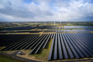 Det er muligt både at mangedoble den samlede produktion af solenergi og landvind og skabe grøn merværdi i de områder, hvor vindmøllerne og solcellerne skal stå. Men der mangler en national strategi fra regeringen.