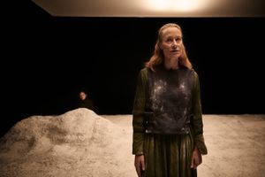 Det er især Camilla Gjelstrups behandling af Medeas indestængte vrede og vaklende sind, der gør Aalborg Teaters ”Medea” et besøg værd.