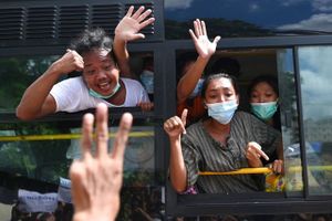 Ifølge medier og ngo er mange politiske fanger anholdt igen efter at være løsladt fra Myanmars fængsler.