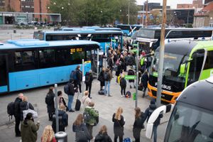 De fleste ruter fastholdes, men med færre afgange, lyder et revideret forslag til en bus-spareplan i Region Midtjylland. S bakker op om planen, hvori en uddannelsesrute står til at måtte lade livet. 
