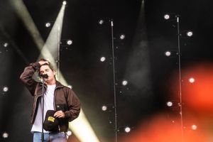 Lukas Graham råder over en række stærke sange, men han taler for meget på scenen.