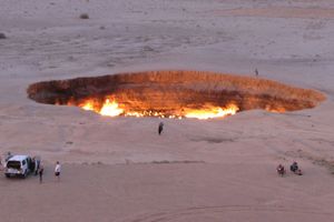 I et afsides hjørne af Turkmenistan har et naturligt gasdepot stået i brand i over 50 år, angiveligt efter en fejlslagen gasboring under sovjettiden. Nu vil landets præsident efter flere forgæves forsøg have den særprægne naturbrand stoppet en gang for alle.