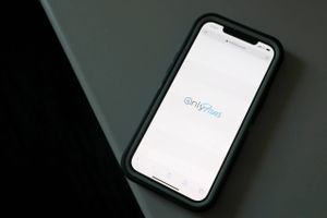 Grundet et stigende pres fra banker og andre betalingsudbydere vil det sociale medie Onlyfans nu forbyde det pornografiske indhold, der har gjort tjenesten populær. Ekspert har svært ved at se, hvordan det sociale medie skal overleve. 