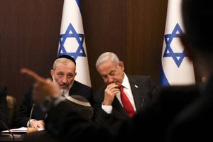 En af Benjamin Netanyahus allierede i Israels regering, Aryeh Deri, må forlade ministerpost på grund af en dom sidste år.
