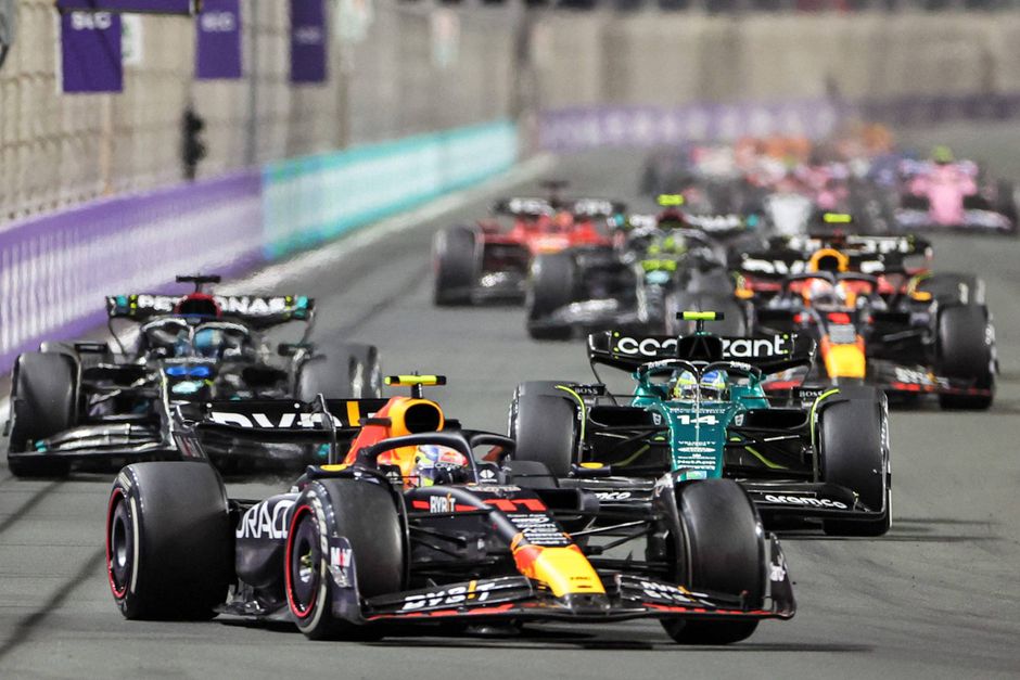 Forskellen i fart gør Red Bull-bilerne nærmest urørlige i Formel 1, mener Lewis Hamilton fra Mercedes.
