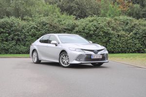 Vi kører Toyota Camry hybrid, der er noget så usædvanligt som en benzindrevet sedan i størrelse XL.