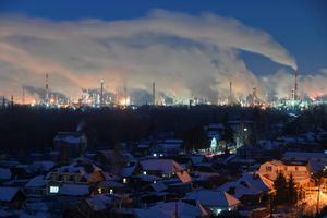 Produktionen på Ruslands olieraffinaderier, som her i Omsk i Sibirien, fortsætter med uformindsket styrke på trods af sanktionerne. Foto: Reuters/   Aleksej Malgavko  